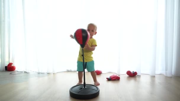 Verrückte Kinder schlagen Boxsack. Geschwisterchen. Gimbale Bewegung — Stockvideo