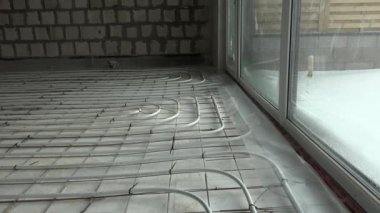 İnşaat endüstrisi. Yeraltı ısıtma sistemi boruları olan bir oda.