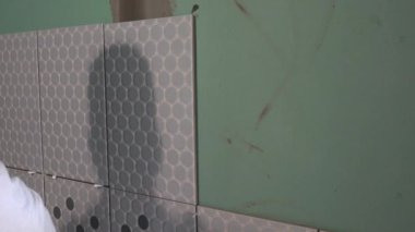 Man Tiling Banyo. Çalışan seramik fayanslar döşedi