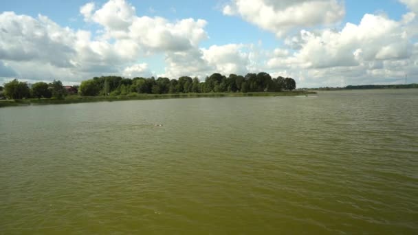 Athlète professionnel nageur traversant le lac. Un homme nage dans l'eau 