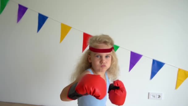 Σοβαρή πυγμάχος κορίτσι εκπαίδευση με γάντια πυγμαχίας. αργή κίνηση — Αρχείο Βίντεο