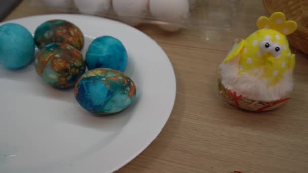 Beautiful painted eggs and ecological easter egg coloring equipment. Gimbal shot — Stock Video