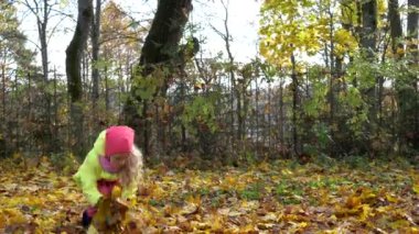 Genç Kız Sonbahar Bahçesinde Yaprakları Kuruttu