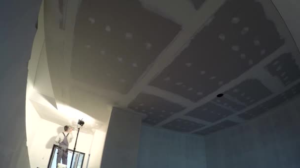Trabajador de la construcción spackling techo del apartamento con yeso. Cronograma — Vídeos de Stock