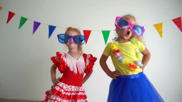 Zwei fröhlich-lustige Kinder hatten Spaß und tanzten auf der Party. Beste Freundinnen — Stockvideo