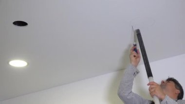 Adam alçıdan tavanda yuvarlak bir delik görmüş. Öncü ışık paneli kurulumu