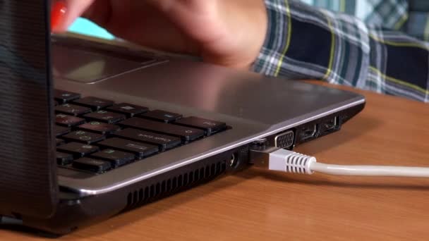 fille main déconnecter le câble LAN tout en travaillant sur l'ordinateur 4K 