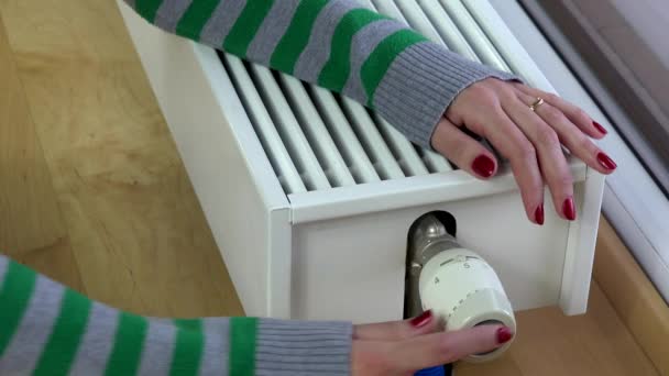 Kobieta ręka czerwony paznokieć zmniejszyć ciepło przez pokój termostat chłodnicy. 4k — Wideo stockowe