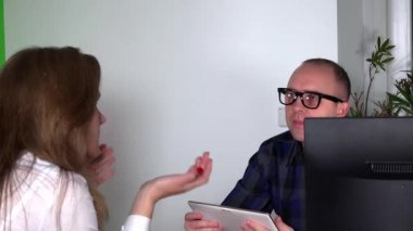 Psikolog, genç bir kadının sıkı çalışma hakkında iniltilerini dinler. 4k