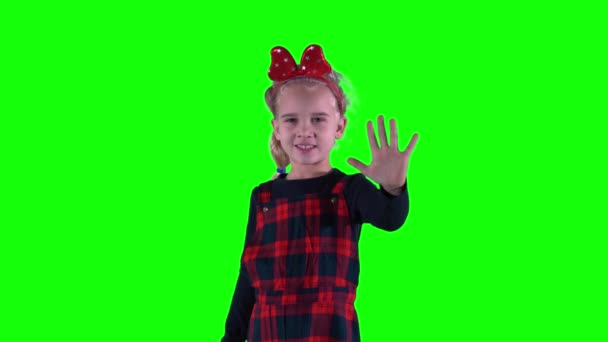 Маленькая девочка машет руками и чихает. Ребенок 5 лет с красными игрушечными ушами на голове — стоковое видео