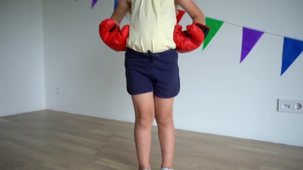 Fille blanche avec des gants de boxe. Face avec ecchymose. Caméra à cardan remontant — Video