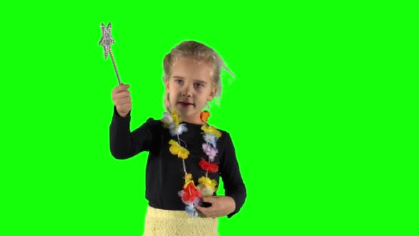 Gadis rambut pirang menghitung dengan tongkat sihir. Permainan pendidikan anak TK — Stok Video