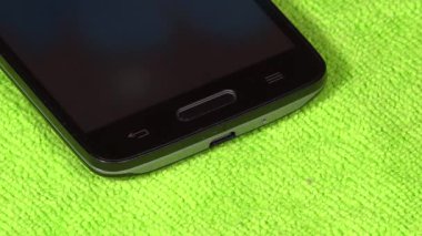 Kadın elinde USB şarj cihazı olan akıllı bir telefon. 4K