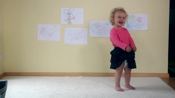 Krullend baby meisje dansen op witte loper kamer. Jeugd, spel. 4K — Stockvideo