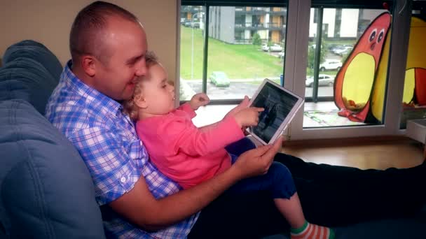 Πατέρας με κόρη χρησιμοποιούν tablet για να παρακολουθήσουν ταινία Ελεύθερος χρόνος 4K — Αρχείο Βίντεο