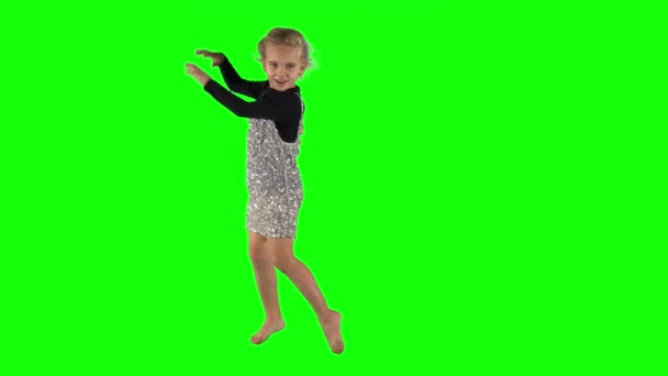 Adorable petite fille balançant dans le tact sur fond vert clé chroma . — Video