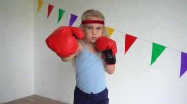 Boks eldivenli sevimli bir çocuk. Nefsi müdafaa için tatlı kız eğitimi. yavaş çekim