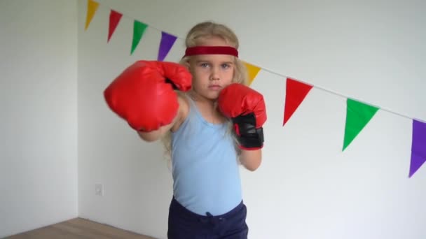 Criança adorável com luvas de boxe. Treinamento menina bonito para auto-defesa. câmara lenta — Vídeo de Stock