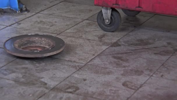 Rusty brzdový disk a auto zavěšení na výtah v servisní garáži. — Stock video