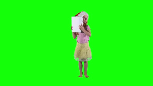 Chica pelirroja curiosa con caja de regalo y sombrero de Navidad. Fondo clave de croma — Vídeos de Stock