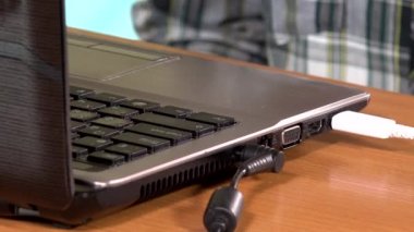 İnternetteki Ian kablosunu dizüstü bilgisayara elle bağla. Yakın plan çekim. 4K