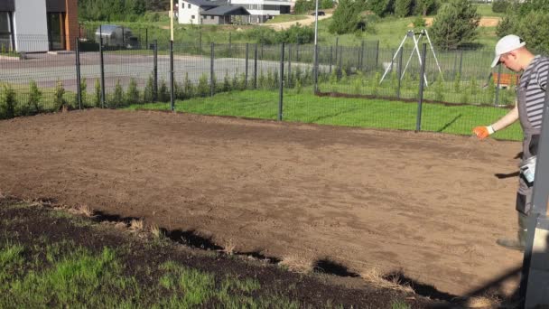 城市院落土壤中化肥的熟练工人园艺师浇灌 — 图库视频影像