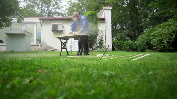 Tischler mit Staubmaske und Brille liebt sein Hobby. Alte Möbel erneuern — Stockvideo