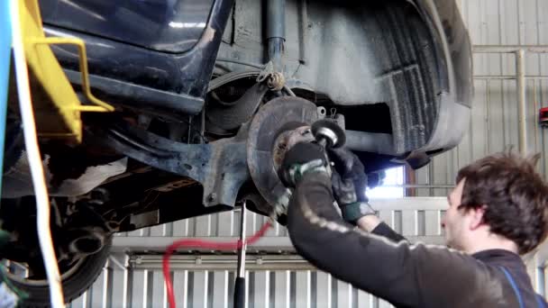 Homem consertar automóvel na garagem. Trabalhar na estação de serviço de reparação automóvel. 4K — Vídeo de Stock