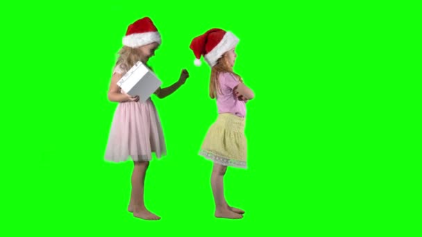 Duas meninas trocam presentes no Natal. Chave Chroma — Vídeo de Stock