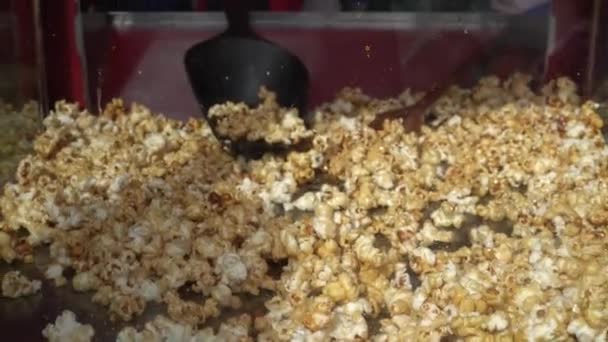 Der Verkauf von Popcorn auf der Straße. Frau steckt Popcorn in Papiertüte Gimbal — Stockvideo