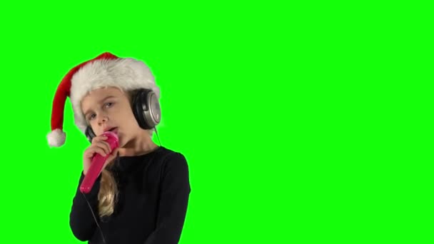 Mooi meisje luisteren muziek met grote hoofdtelefoon en zingen — Stockvideo