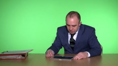 Müdür tablet üzerinde başarılı bir kontrat imzalamaktan mutlu. Yeşil ekran. 4K