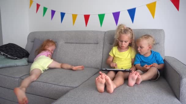 Brother and sister dont share tablet computer with ryšavý dívka přítel — Stock video