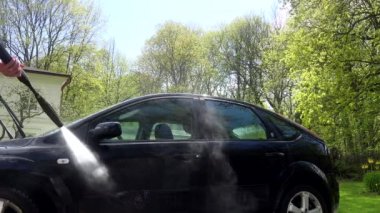 Kadın temiz sprey siyah araba ve su yıkama makinesi 4K.