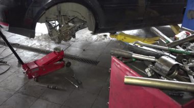 Otomobil tamirhanesinde araba tamiri. 4K