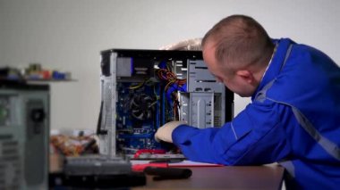 Mavi ceketli adam bilgisayar bakımını kontrol ediyor. 4K