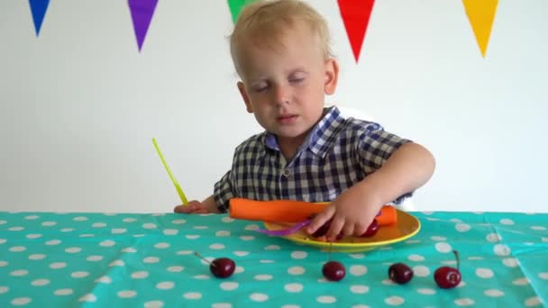 Criança loira do sexo masculino brincando com frutas e legumes à mesa. Movimento de Gimbal — Vídeo de Stock