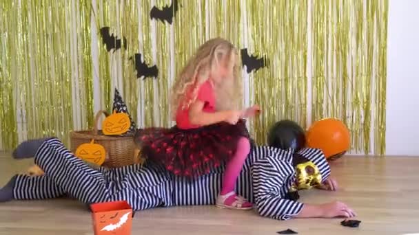Naughty girl ride and choking her dad with prisoner costume and scary mask — Stock Video