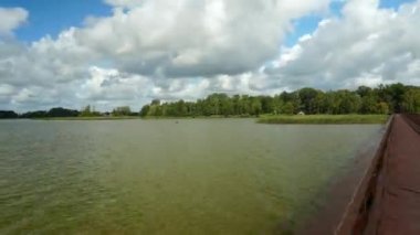 Tahta köprüde yürüyorum. Yüksek hızda çekim.