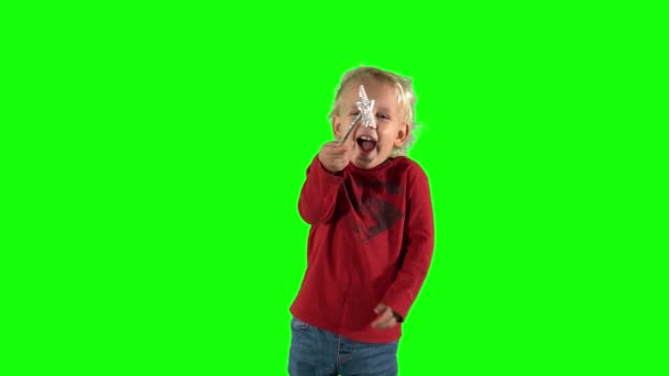 Petit garçon drôle avec baguette magique dans les mains. Clé chroma fond vert — Video