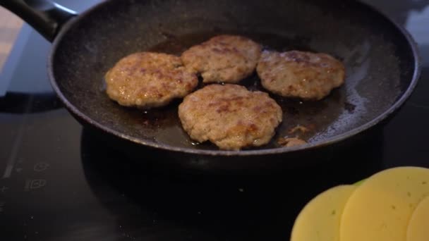 Жареные мясные шарики в кастрюле и другие ингредиенты для гамбургера. Гимбалы — стоковое видео