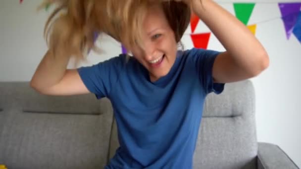 Grappige vrouw schudden lang haar spelen op zoek camera glimlachen. Gimbal slow motion — Stockvideo