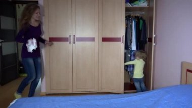 Anne-kız yakalayan çocuk bezi değiştirmek istiyor. Dolapta saklanan kız. 4K