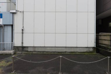 Sokak duvarında kocaman boş bir ilan panosu, kendi metnini ekleyebileceğin pankartlar.