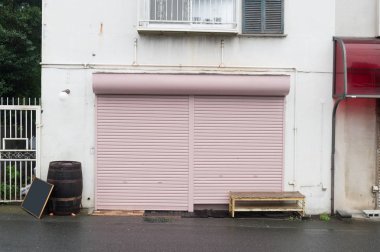 Sokak duvarında kocaman boş bir ilan panosu, kendi metnini ekleyebileceğin pankartlar.