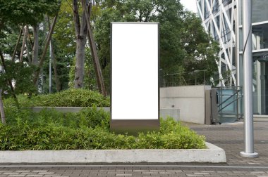 Sokak duvarında kocaman boş bir ilan panosu, kendi metnini ekleyebileceğin pankartlar.