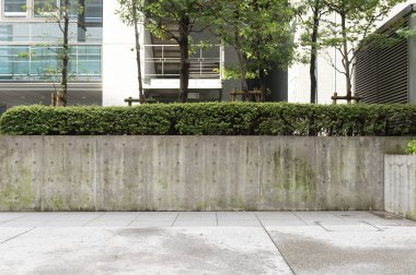 Sokak duvarında kocaman boş bir ilan panosu, kendi metnini ekleyebileceğin pankartlar.