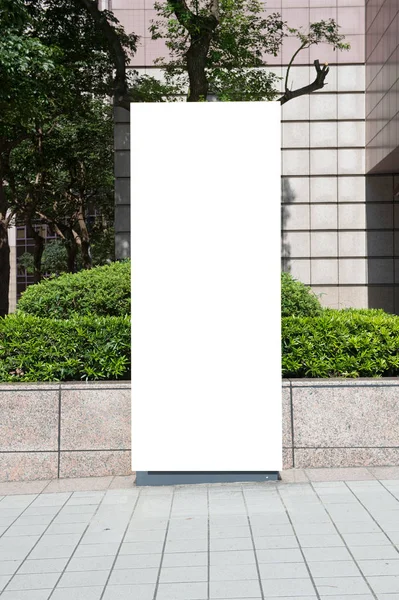 Grande outdoor em branco em uma parede de rua, banners com espaço para adicionar seu próprio texto — Fotografia de Stock