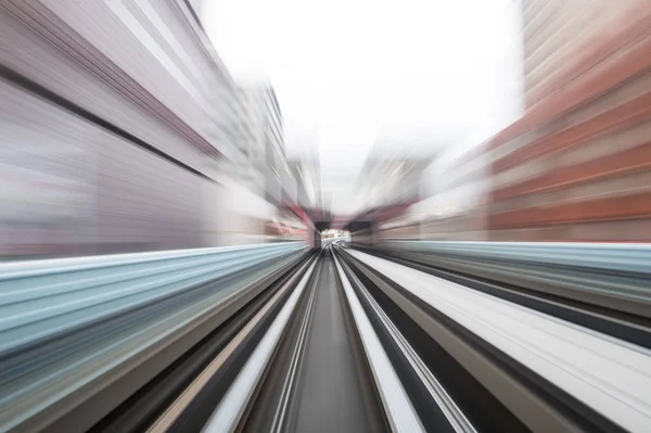 Snelheid beweging in stedelijke snelweg wegtunnel — Stockfoto