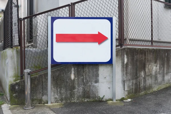 Cartelera grande en blanco en una pared de la calle, pancartas con espacio para agregar su propio texto —  Fotos de Stock